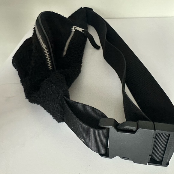 Fuzzy adjustable Fanny pack from Urban Outfitters - Picture 2 of 2